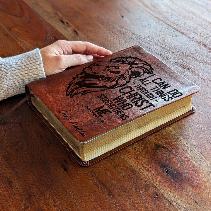 Biblia de estudio NLT personalizada – Marrón oscuro | León de fuerza