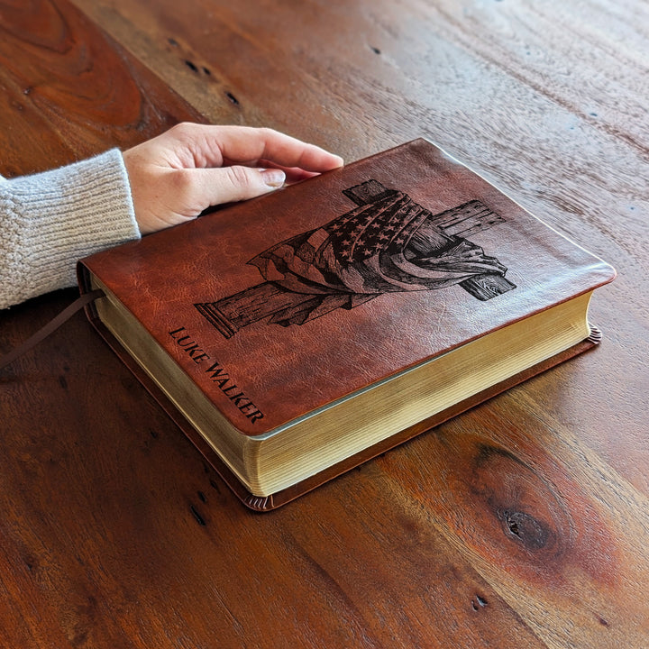 Biblia de Diario NLT Personalizada – Marrón Oscuro | Cruz de Madera de la Bandera Americana