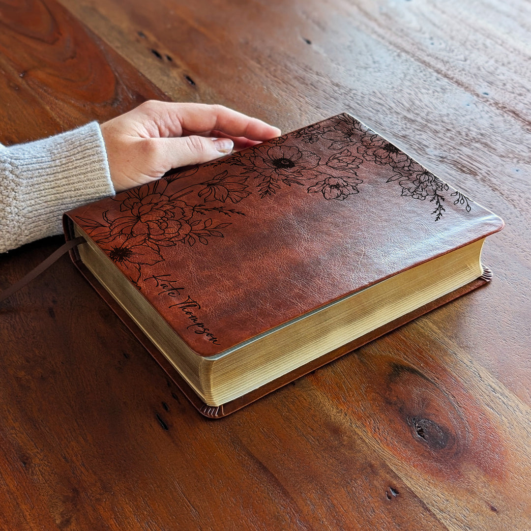 Biblia de Diario NLT Personalizada – Marrón Oscuro | Peonía
