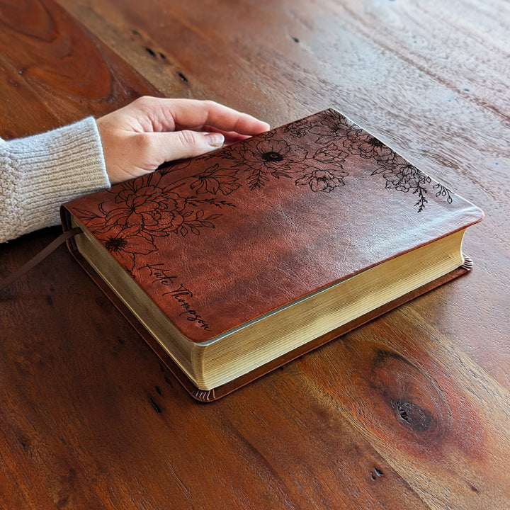 Biblia de Diario NLT Personalizada – Marrón Oscuro | Peonía