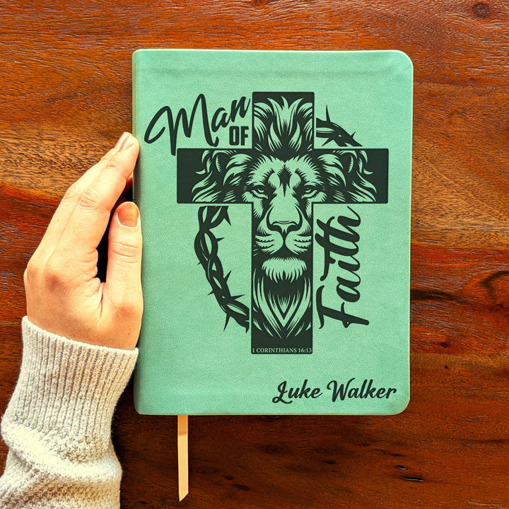 Biblia de estudio NLT personalizada – Verde salvia | Hombre de fe