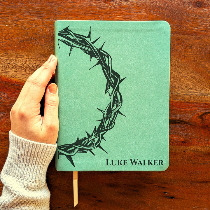 Biblia Personalizada NLT para Diario – Verde Salvia | Corona de Espinas