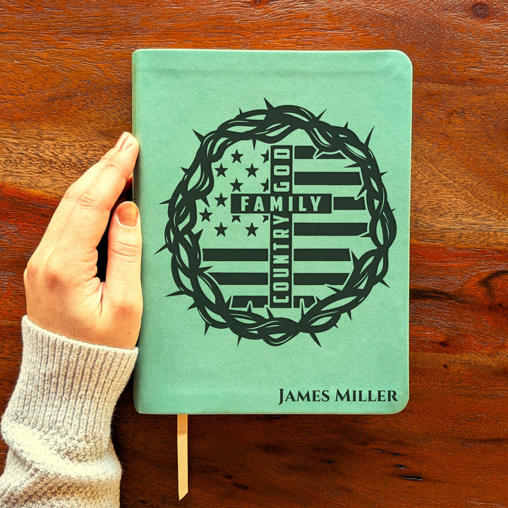 Biblia de diario NLT personalizada – Verde salvia | Dios, Familia, País