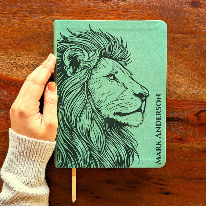 Biblia de estudio NLT personalizada – Verde salvia | Perfil de león