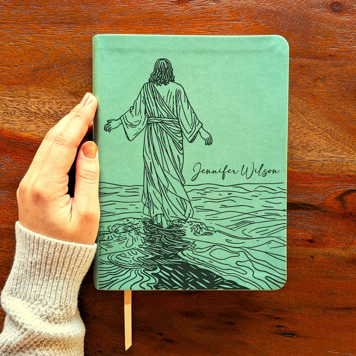 Biblia devocional NLT personalizada – Verde salvia | Jesús sobre las aguas