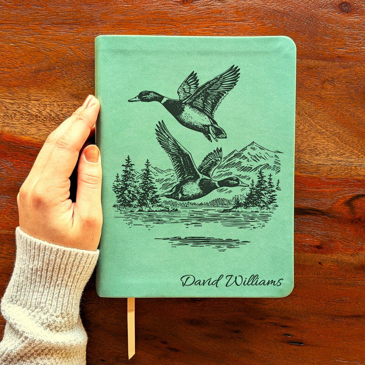 Biblia NLT Personalizada para Diario – Verde Salvia | Patos en Vuelo