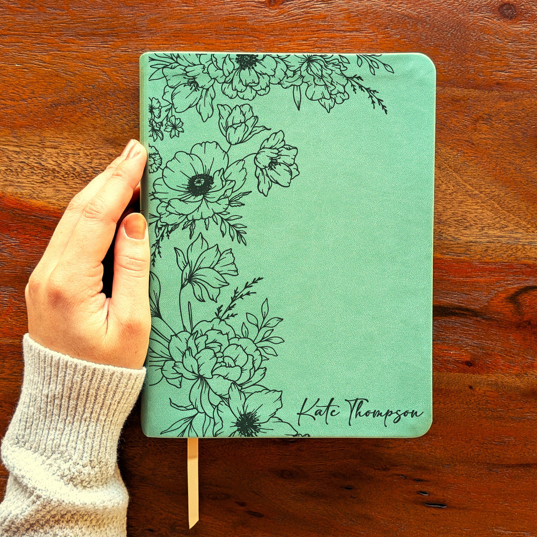 Biblia para Diario NLT personalizada – Verde salvia | Peonía