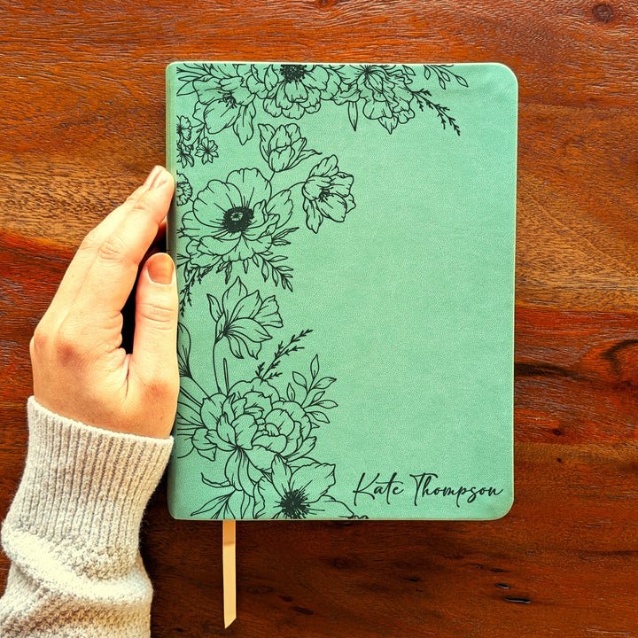 Biblia para Diario NLT personalizada – Verde salvia | Peonía
