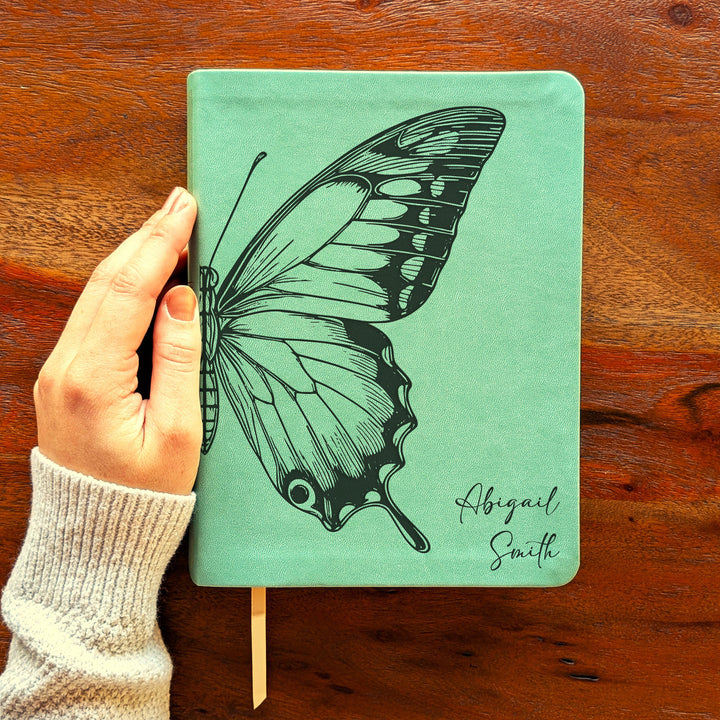 Biblia de Diario NLT Personalizada – Verde Salvia | Mariposa Grande