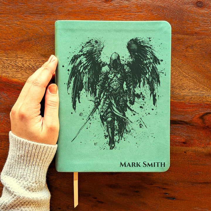 Biblia NLT para diario personalizada – Verde salvia | Arcángel Miguel