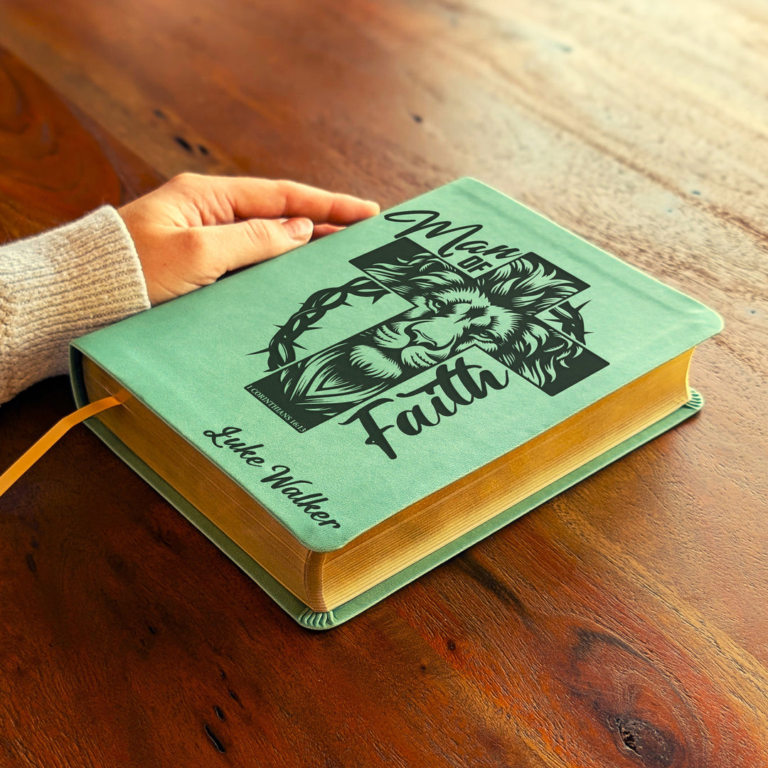 Biblia de estudio NLT personalizada – Verde salvia | Hombre de fe