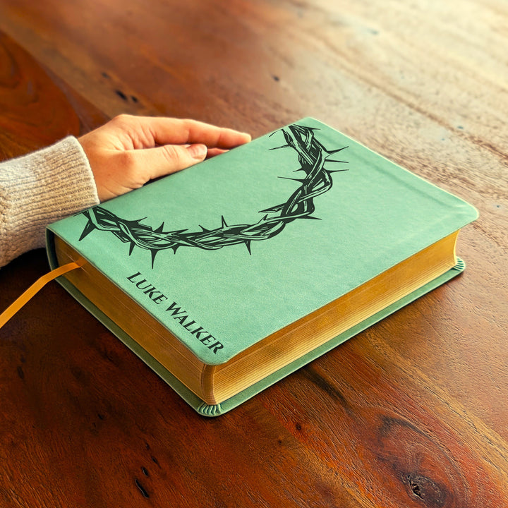 Biblia Personalizada NLT para Diario – Verde Salvia | Corona de Espinas