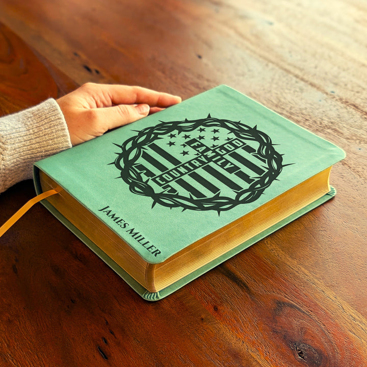 Biblia de diario NLT personalizada – Verde salvia | Dios, Familia, País