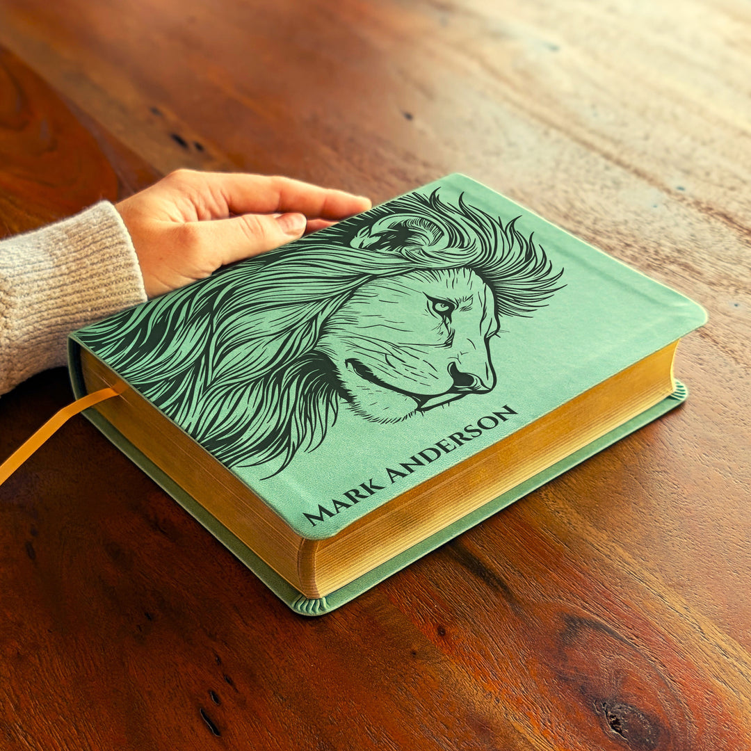 Biblia de estudio NLT personalizada – Verde salvia | Perfil de león