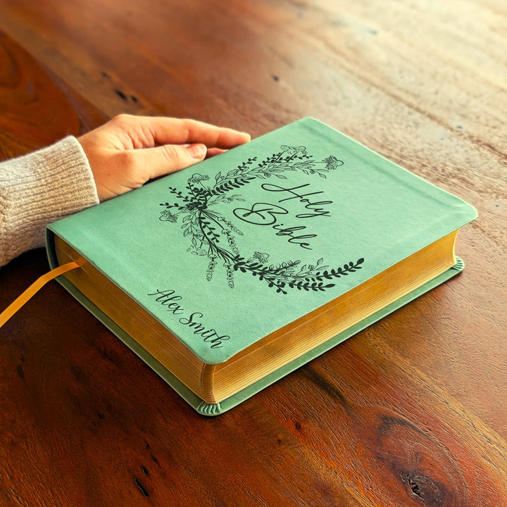 Biblia de estudio NLT personalizada – Verde salvia | Biblia Sagrada con corona