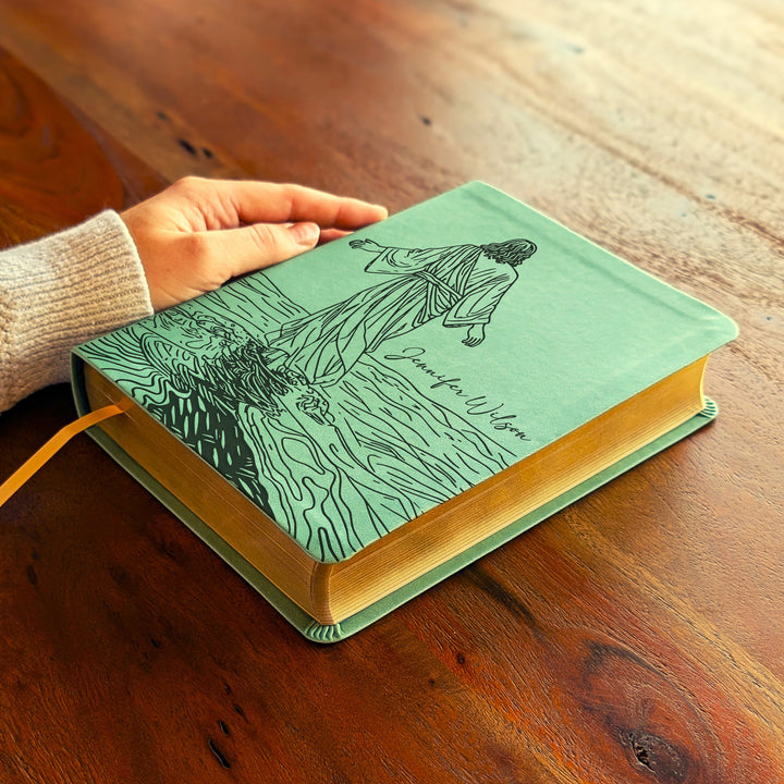 Biblia devocional NLT personalizada – Verde salvia | Jesús sobre las aguas