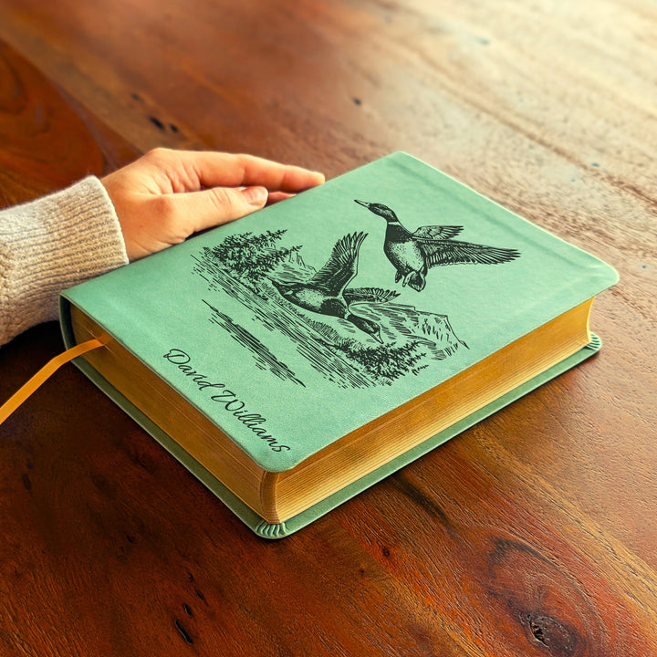 Biblia NLT Personalizada para Diario – Verde Salvia | Patos en Vuelo