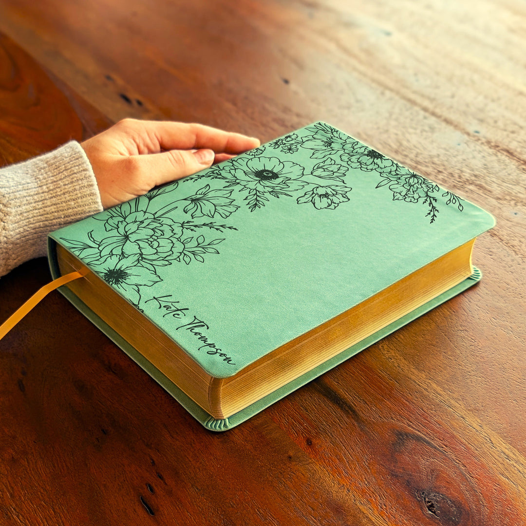 Biblia para Diario NLT personalizada – Verde salvia | Peonía