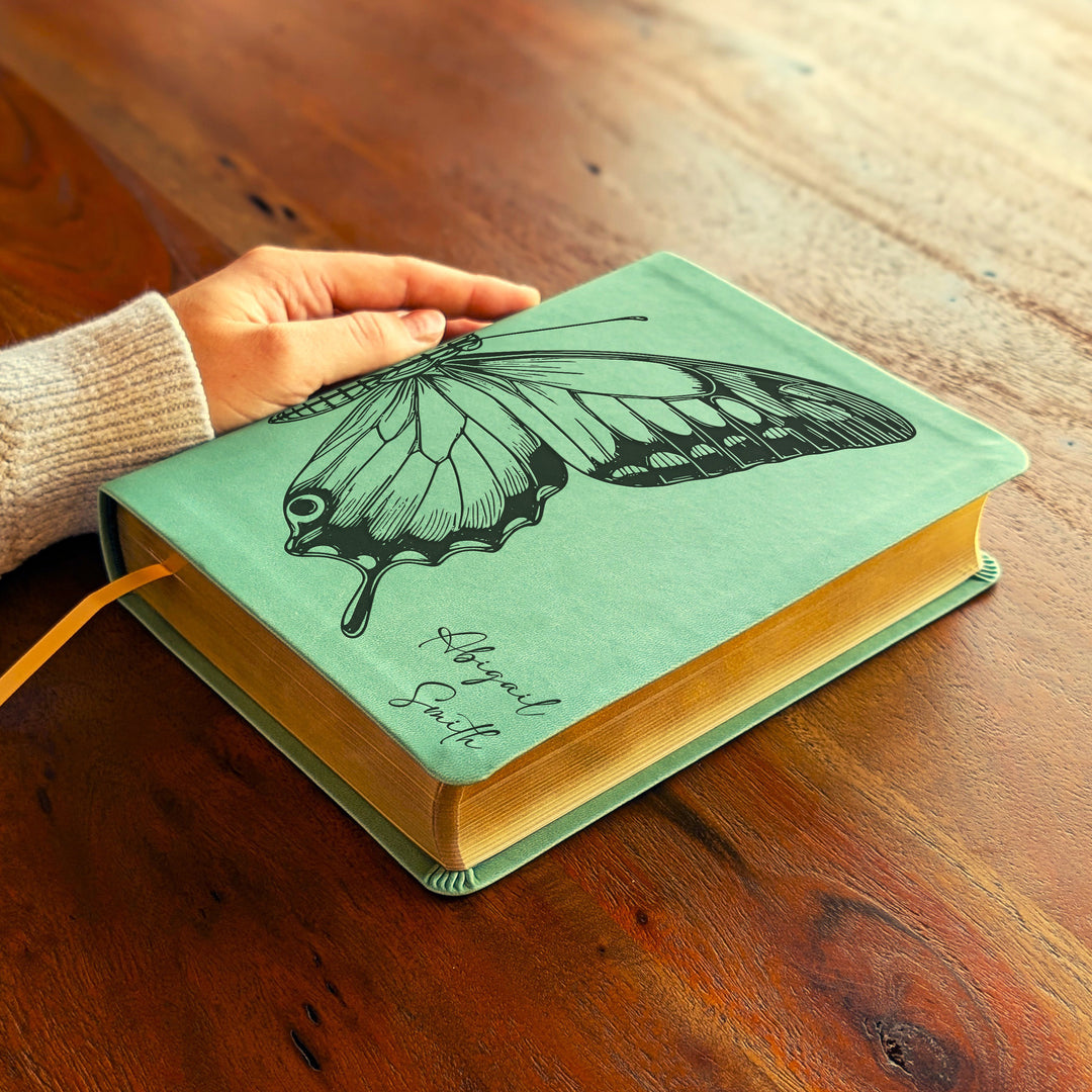 Biblia de Diario NLT Personalizada – Verde Salvia | Mariposa Grande