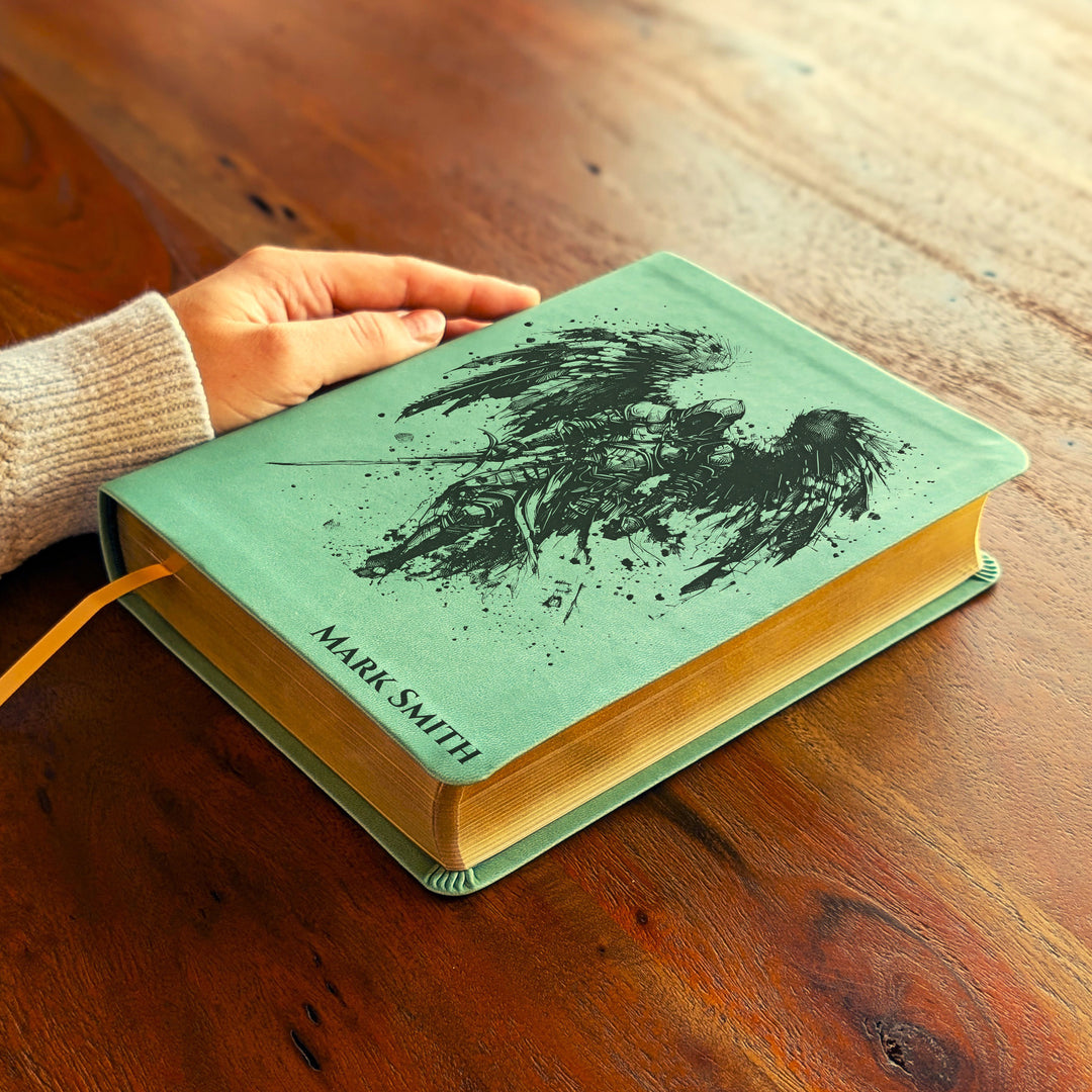 Biblia NLT para diario personalizada – Verde salvia | Arcángel Miguel
