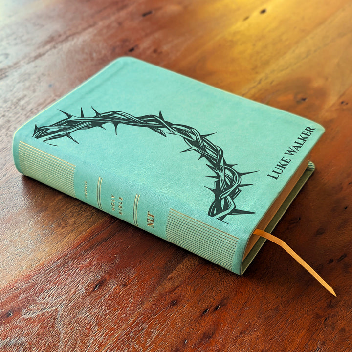 Biblia Personalizada NLT para Diario – Verde Salvia | Corona de Espinas