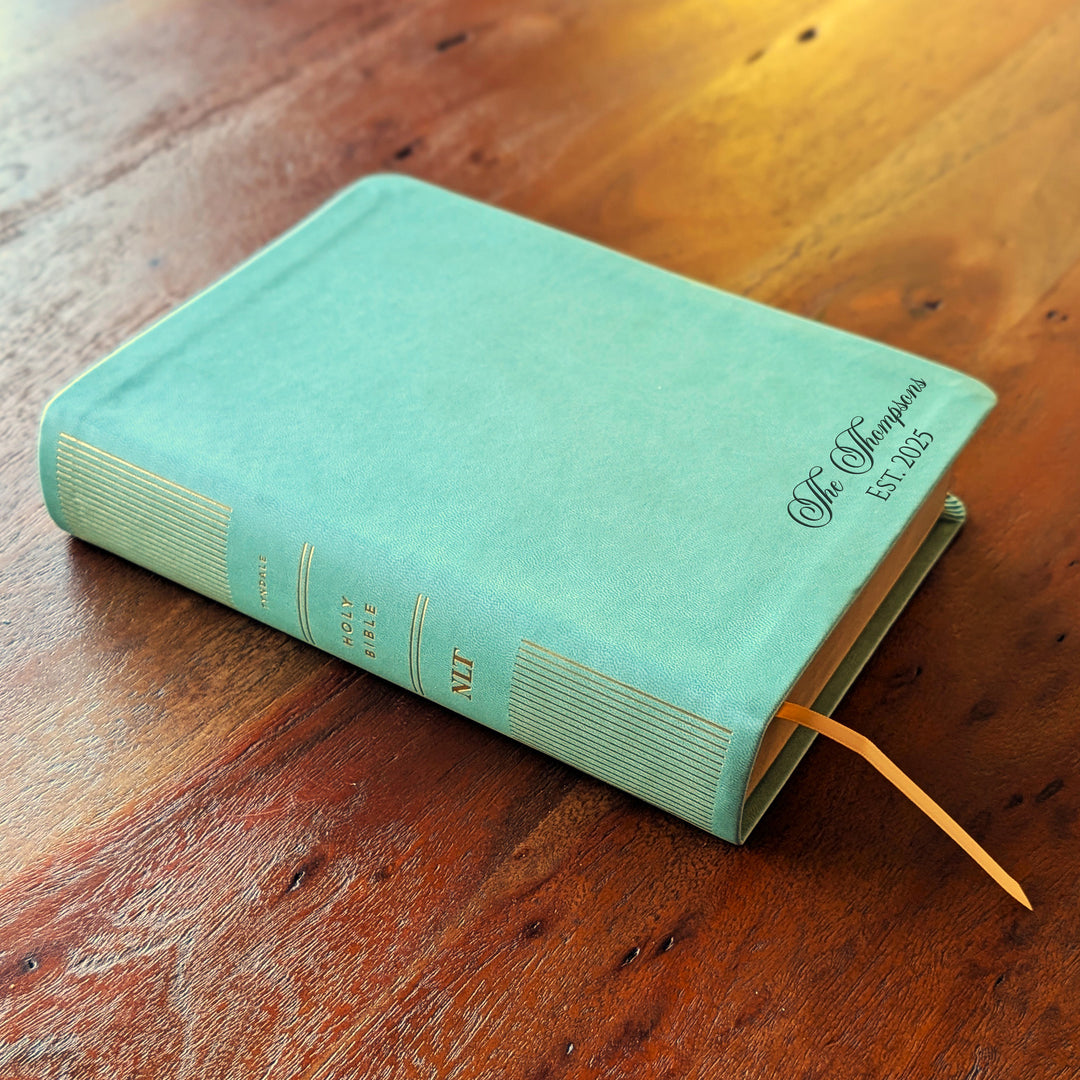 Biblia NLT con diario personalizado – Verde salvia | Apellido abajo a la derecha