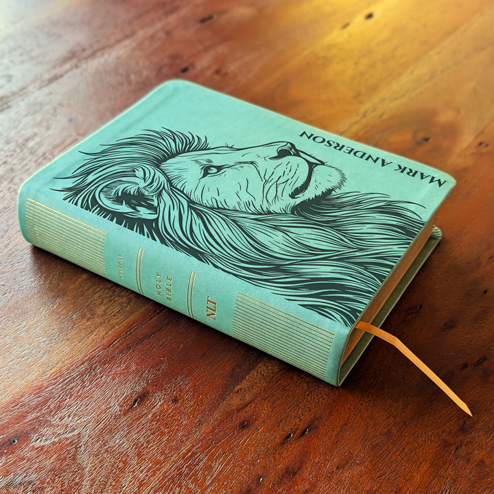 Biblia de estudio NLT personalizada – Verde salvia | Perfil de león