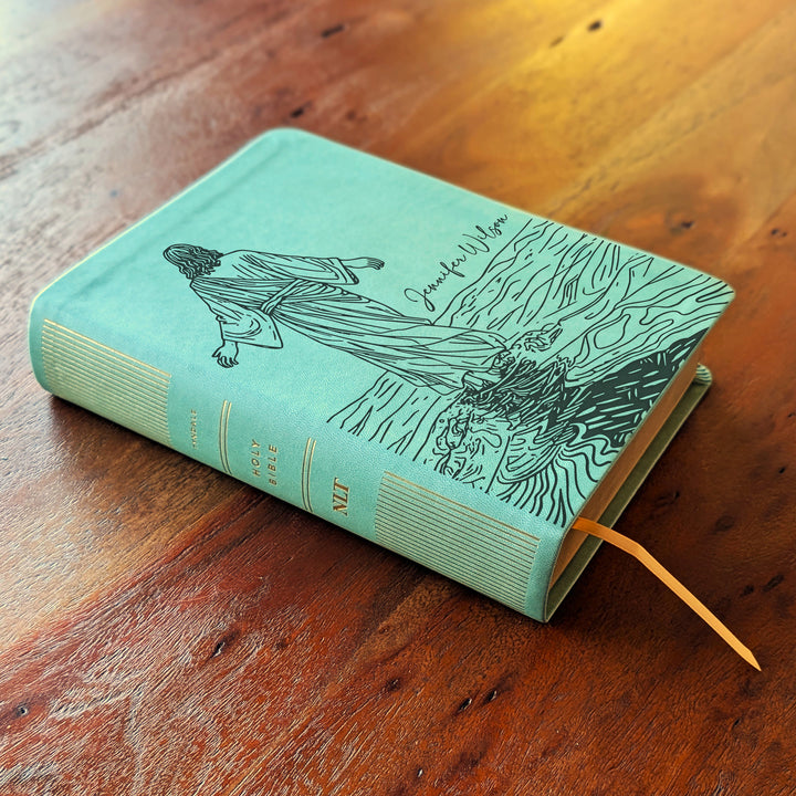 Biblia devocional NLT personalizada – Verde salvia | Jesús sobre las aguas
