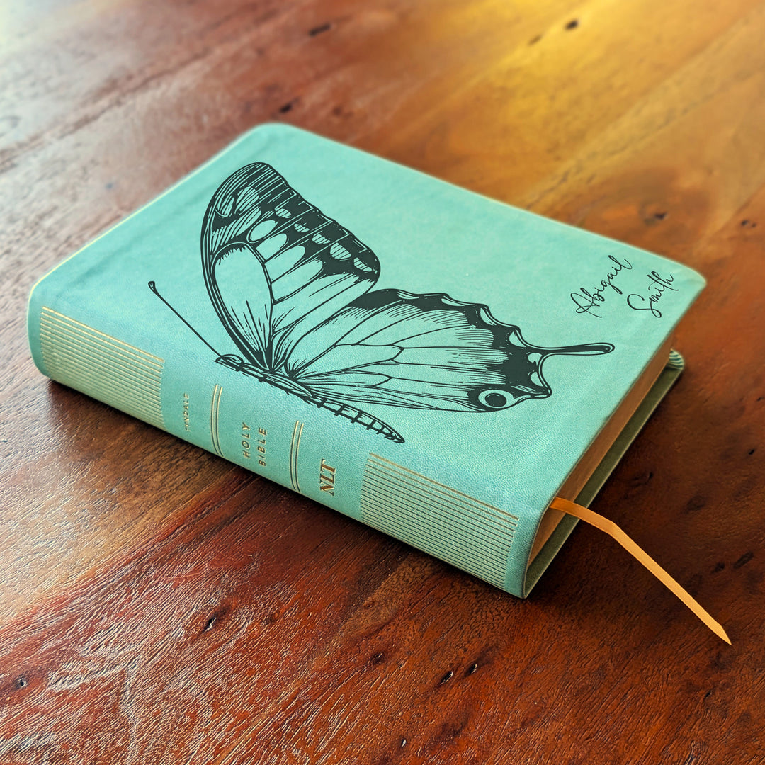 Biblia de Diario NLT Personalizada – Verde Salvia | Mariposa Grande