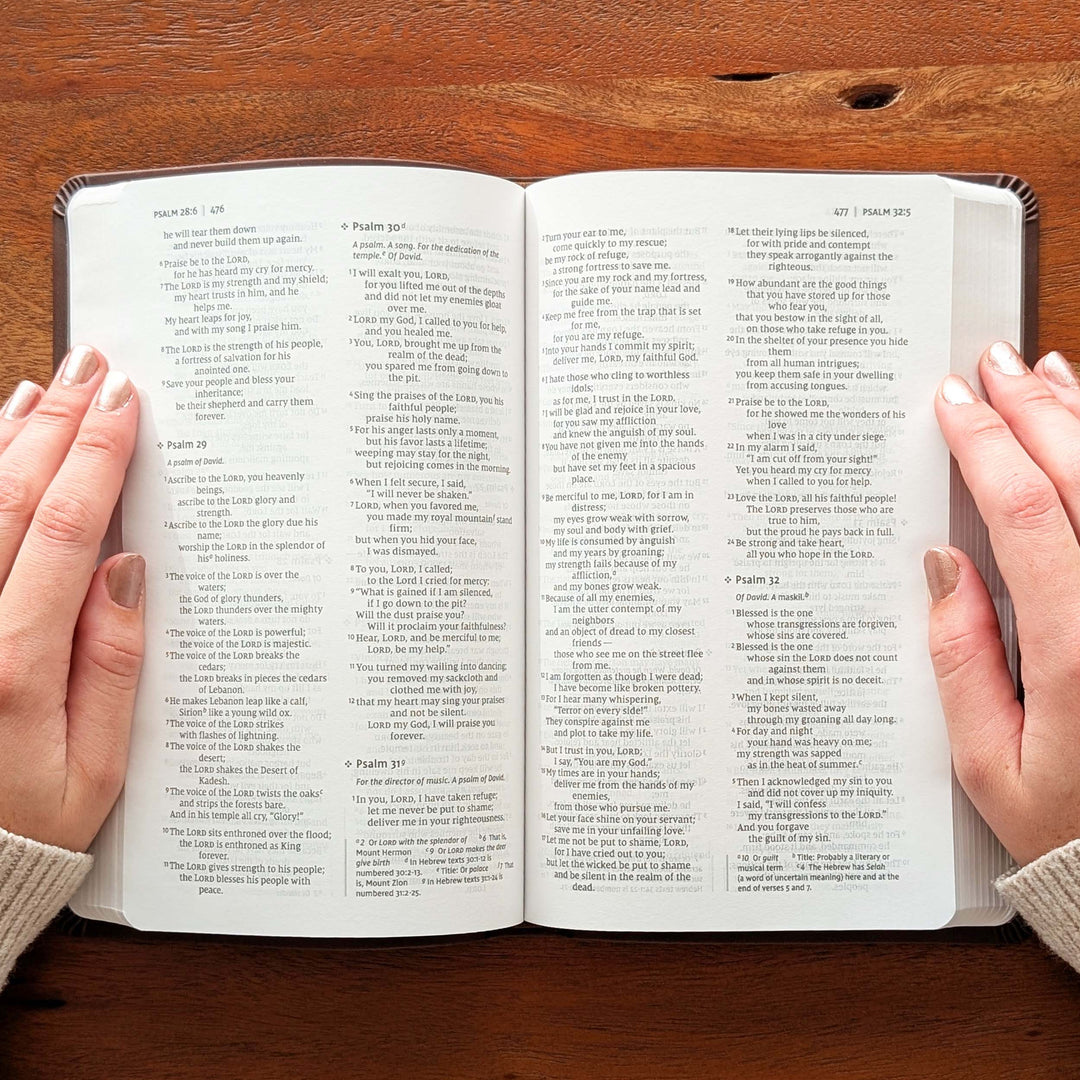 Biblia NIV Value Thinline personalizada – Marrón | Iniciales abajo a la derecha