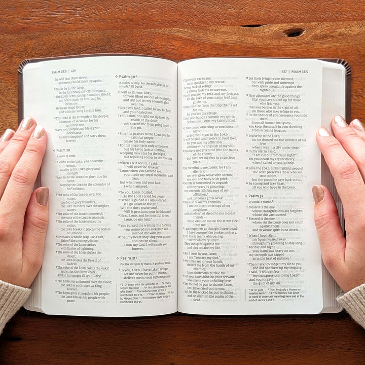Biblia NIV Value Thinline personalizada – Marrón | Iniciales abajo a la derecha