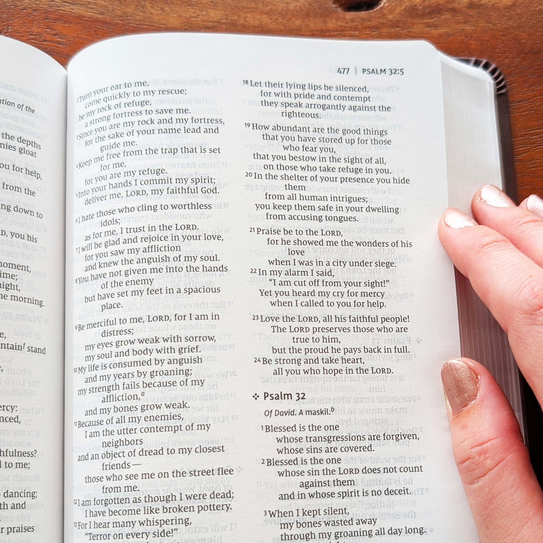 Biblia NIV Value Thinline personalizada – Marrón | Iniciales abajo a la derecha