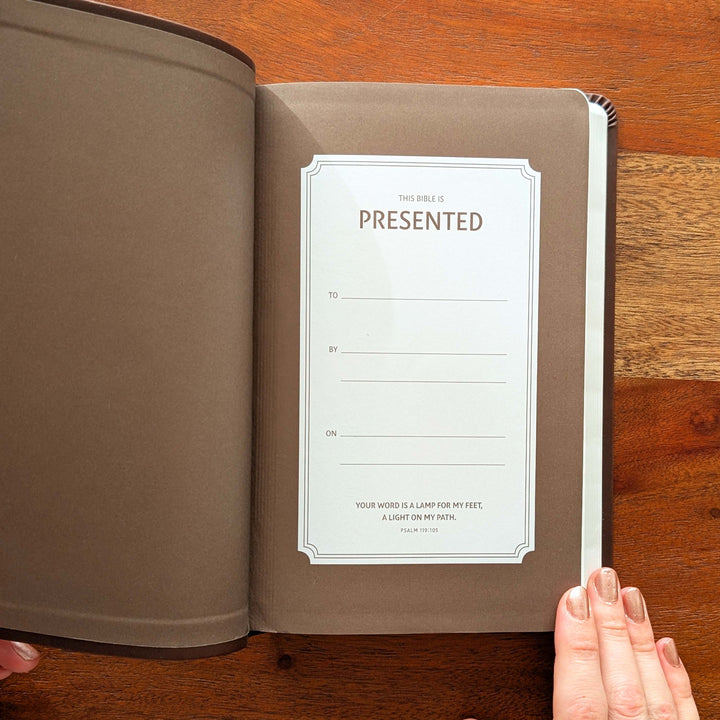 Biblia NIV Value Thinline personalizada – Marrón | Iniciales abajo a la derecha
